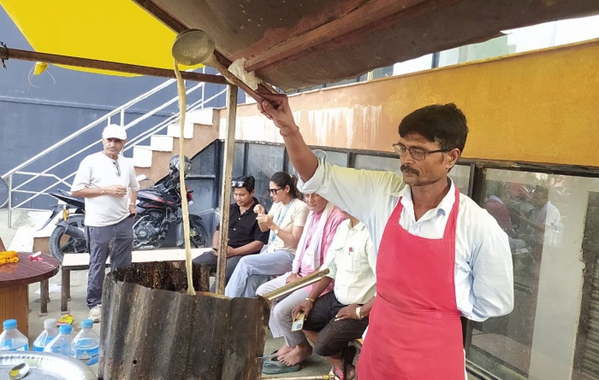 चिया बेचेरै मासिक एक लाख कमाउँछन् विनोद